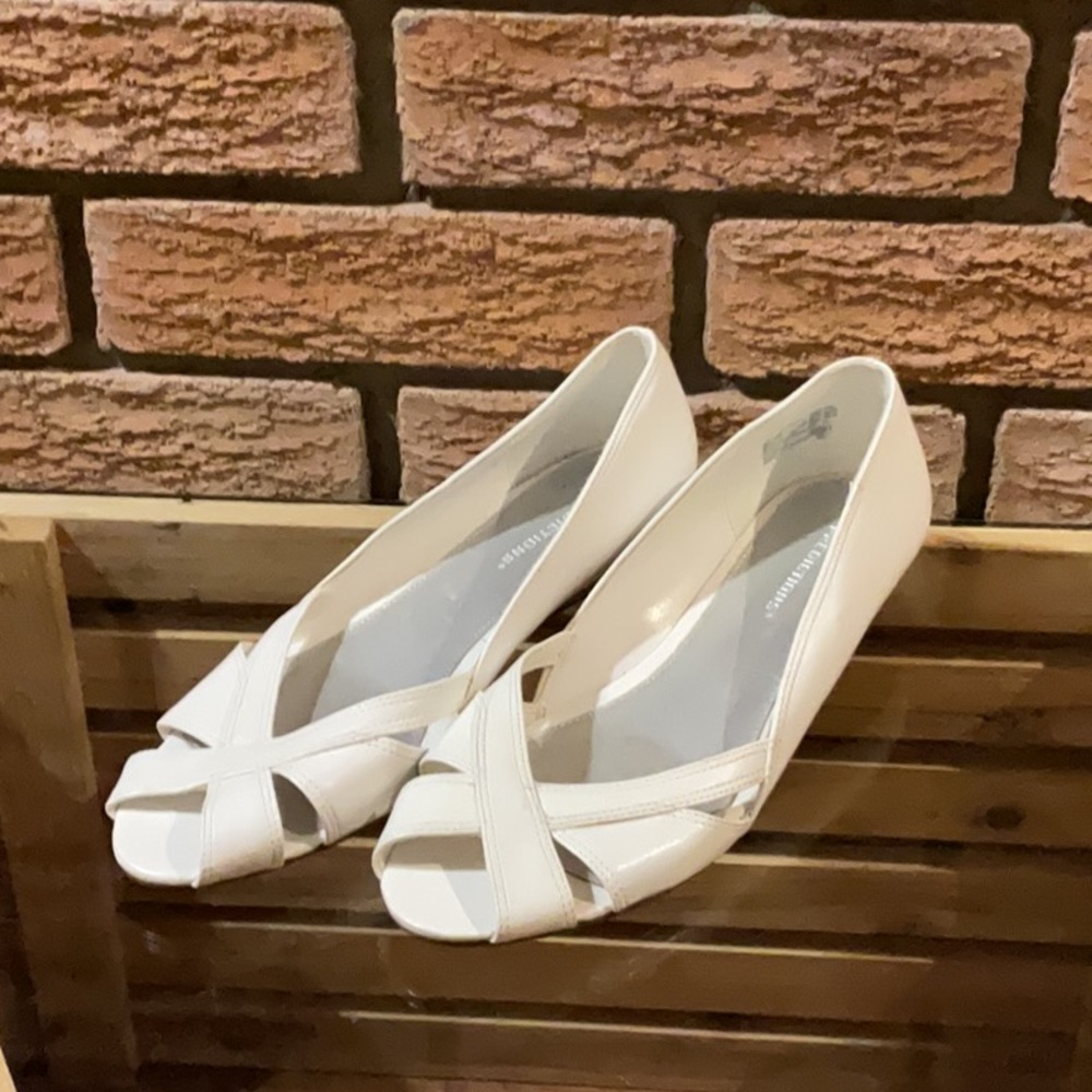 Comfort Plus by Predictions White Heels with Peep-Toe Sz 7.5